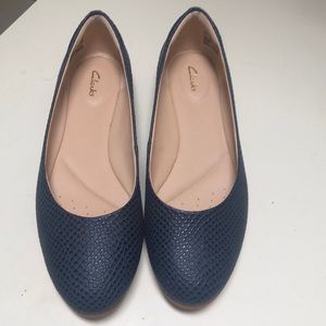 Clarks size 8 navy flats